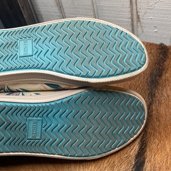 Womens Toms sneakers size 8 check them out very nice thanks 🙏 - Picture 6 of 8